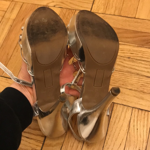 Silver heels - Picture 3 of 4